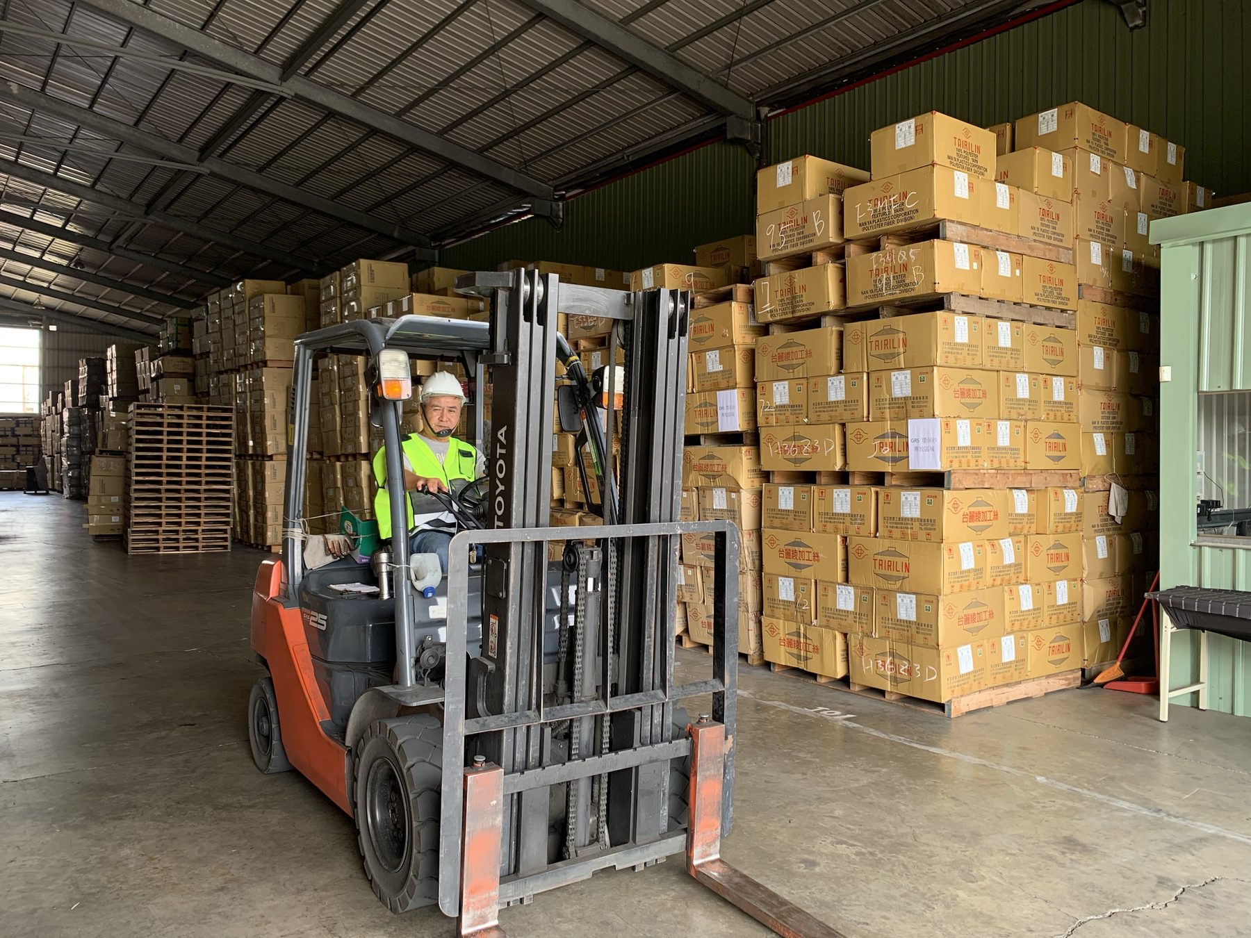 Warehouse storage and forklift